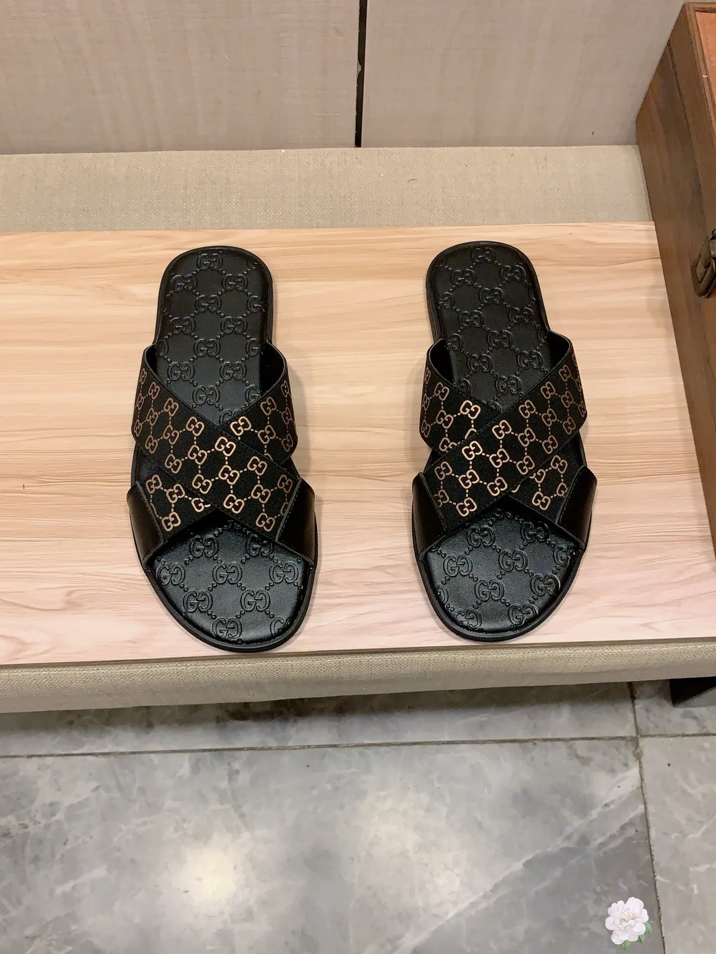 Slippers: New model: Factory price: 260💰💰🎩🎩🔥🔥《 Gucci* 》Series of slippers top purchasing agent🔍🔍Sold at the same time for men, original Italian imported webbing made of selected cowhide, exquisite workmanship,), sole: (super comfortable) original factory special sole, ⚠️exclusive double-layer movable molded sole super comfortable⚠️, real shot🎬the real thing is more beautiful🔍🔍266 regular code 38-44, can be ordered 45.